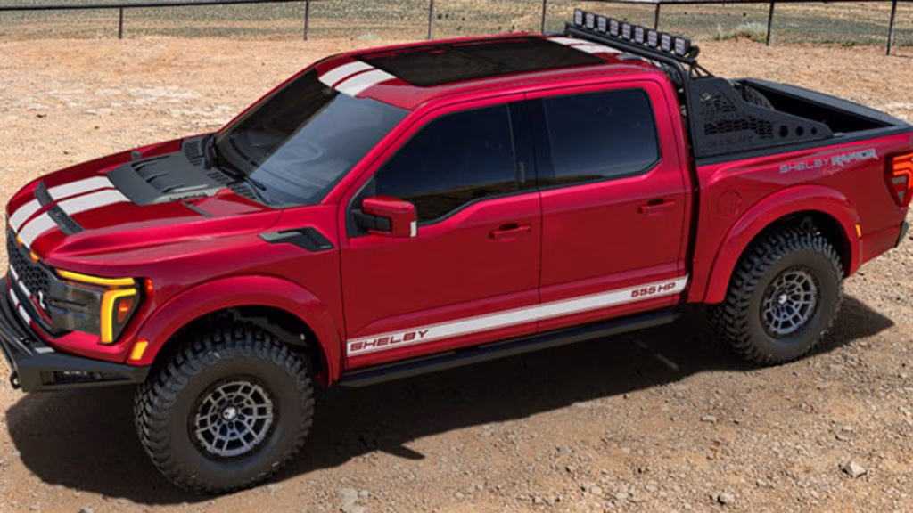 Detailní pohled na agresivní design modelu Shelby F-150 Baja Raptor v červené barvě