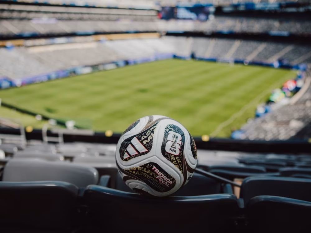 Adidas TRIONDA FINAL: Zlatý symbol finále Mistrovství světa 2026 - fotografie 3