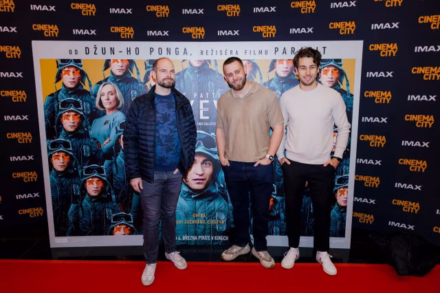 Mickey 17: Klony na plátně, hvězdy na koberci – kdo dorazil na premiéru?
