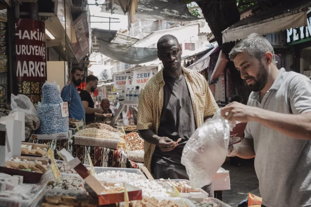 Omar Sy v oceňovaném dramatu Byl jsem cizincem: pět osudů, jedna noc, která změní všechno