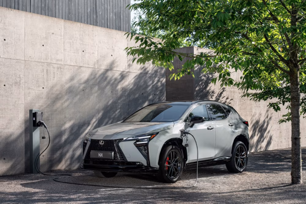 Lexus NX 450h+ připojený k nabíjecí stanici