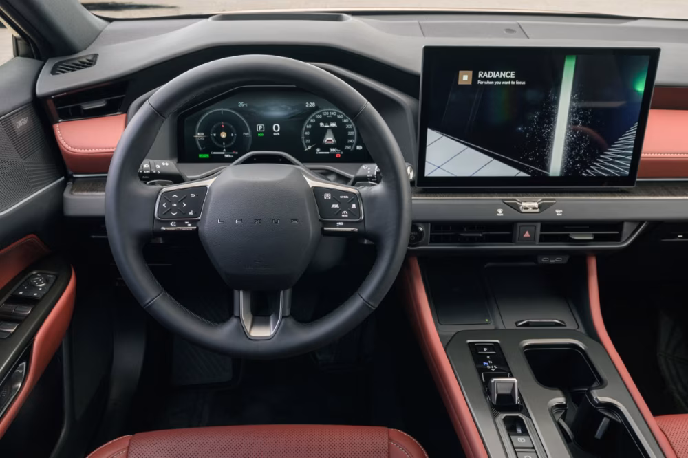 Interiér nového Lexusu NX s digitálním přístrojovým štítem a centrálním displejem