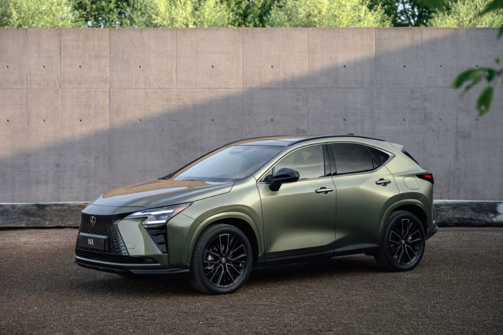 Světlý Lexus NX 350h vyfotografovaný z přední strany