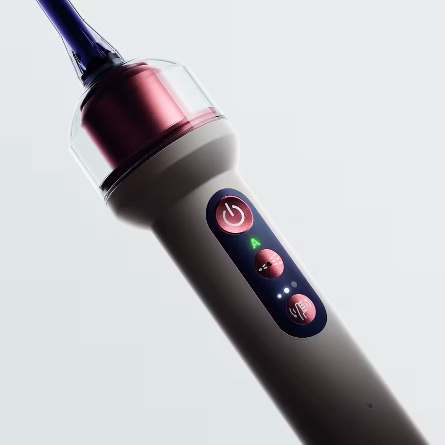 Detail displeje a ovládacích prvků na rukojeti kartáčku Dyson CameraJet