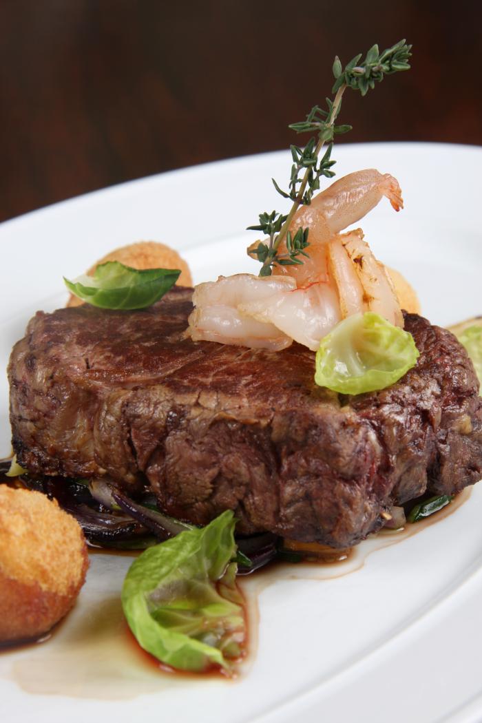 Grilovaný steak z vysokého roštěnce s krevetami a redukcí z červeného vína