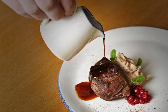 Jarní menu: jelení hřbet, kaštany, brusinky, jalovec