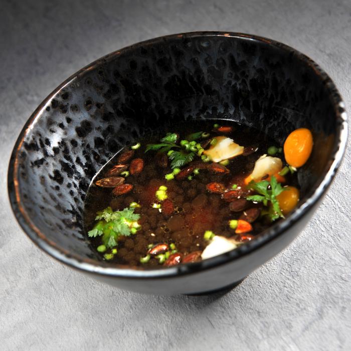 Dýňové consommé, kari, feta, koriandr
