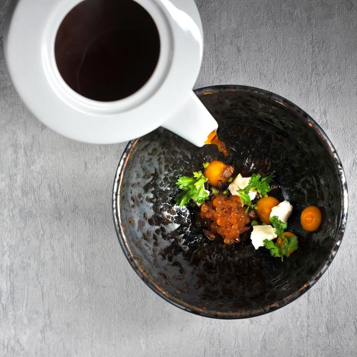 Dýňové consommé, kari, feta, koriandr