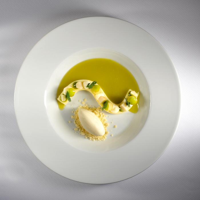 Bílá ganache, jablka, koriandr, makadamové ořechy, zmzrlina z bílé čokolády