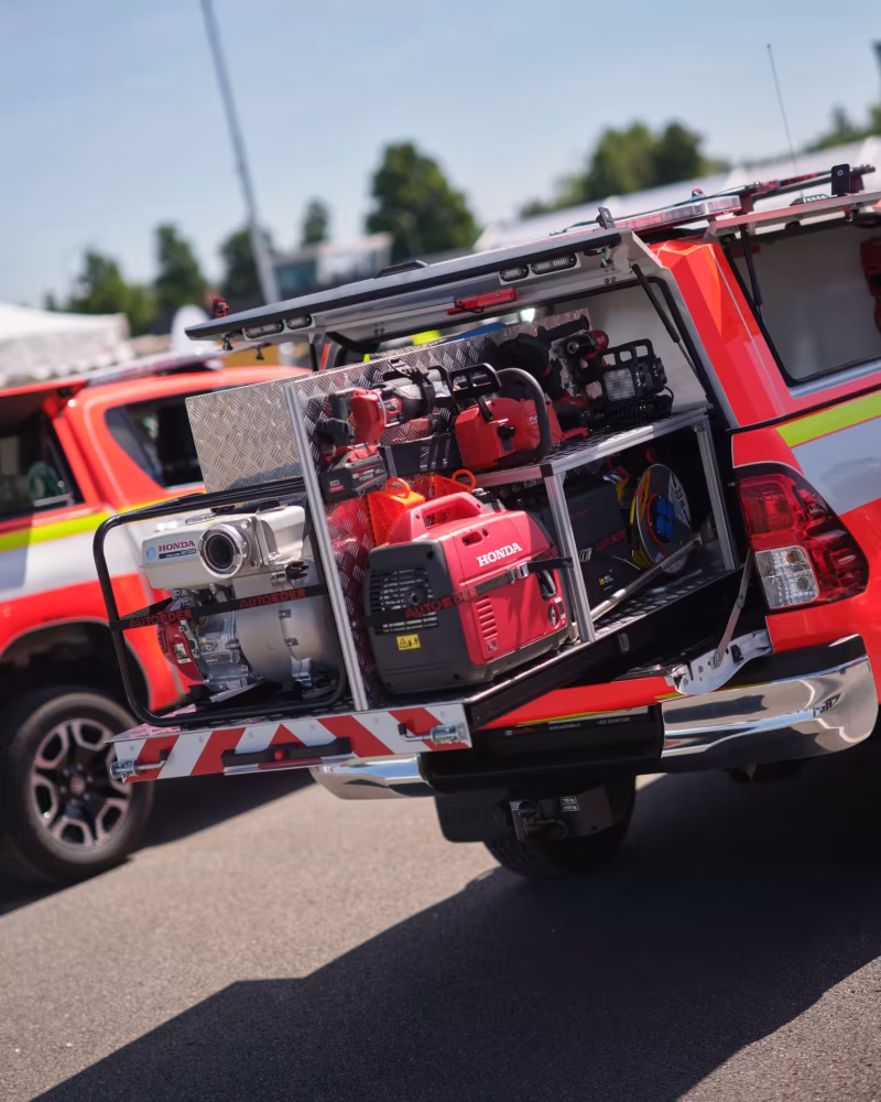 Otevřená speciální nástavba Toyoty Hilux s hasičským vybavením